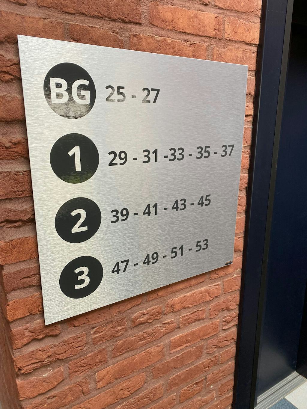 Huisnummerborden en etageborden in Brunssum