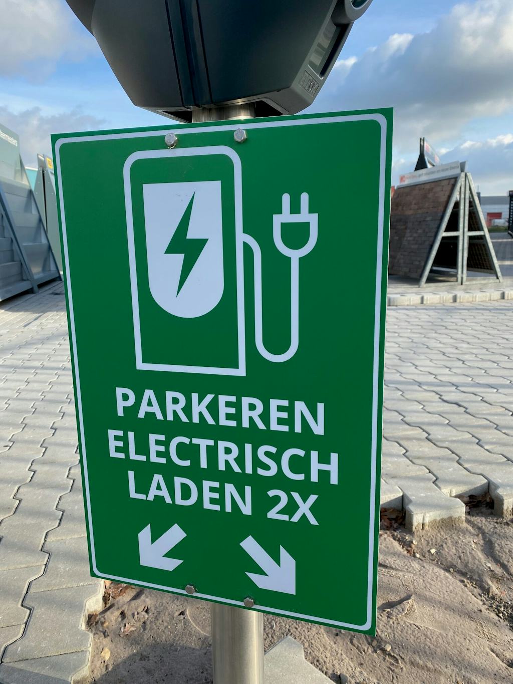 Electrisch laden parkeerbord in Heerlen en Maastricht